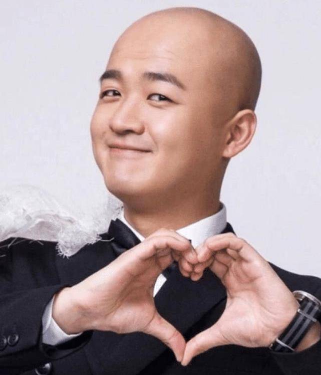 本以为包贝尔一直剃光头,看清出道前的寸头形象,颜值不输杨洋_头发