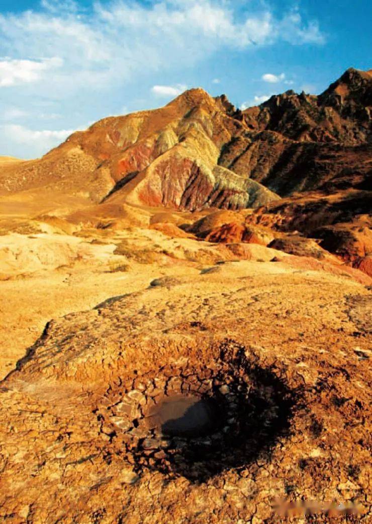 世界上最大的泥火山群--乌苏泥火山群_新疆_火山口_燃烧