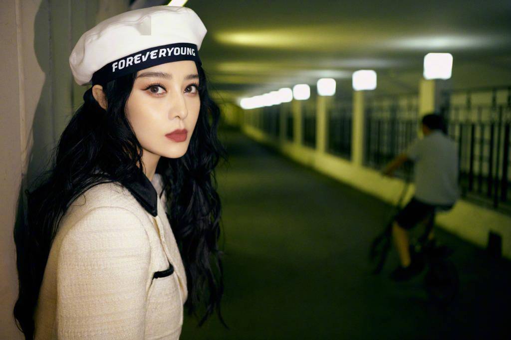 范冰冰出席上海时装周2023春夏秀场 白色西服套装出镜_上海_春夏_时装