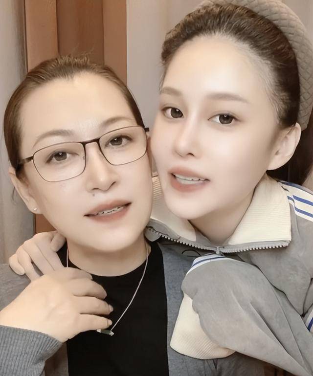 赵本山老婆罕见现身,和女儿一起开直播,减肥成功后母女俩很像_马丽娟