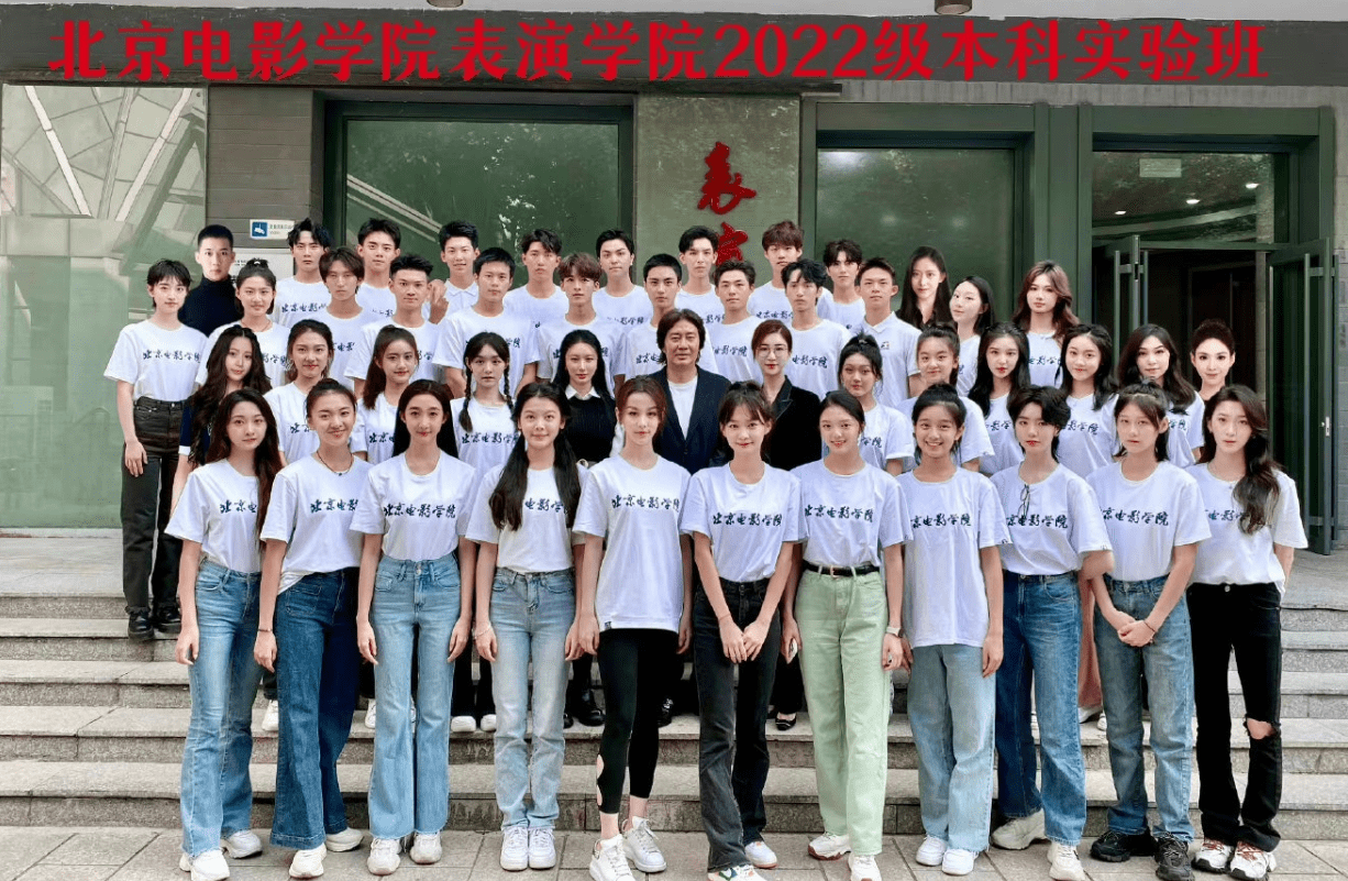22届北影实验班合照:严浩翔何洛洛同班,c位成焦点,女生颜值高_男生
