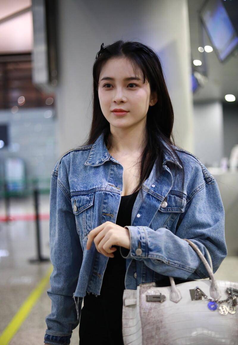 街拍:赵韩樱子穿牛仔外套配连衣裙搭时尚凉拖,尽显清秀可爱_上海_机场