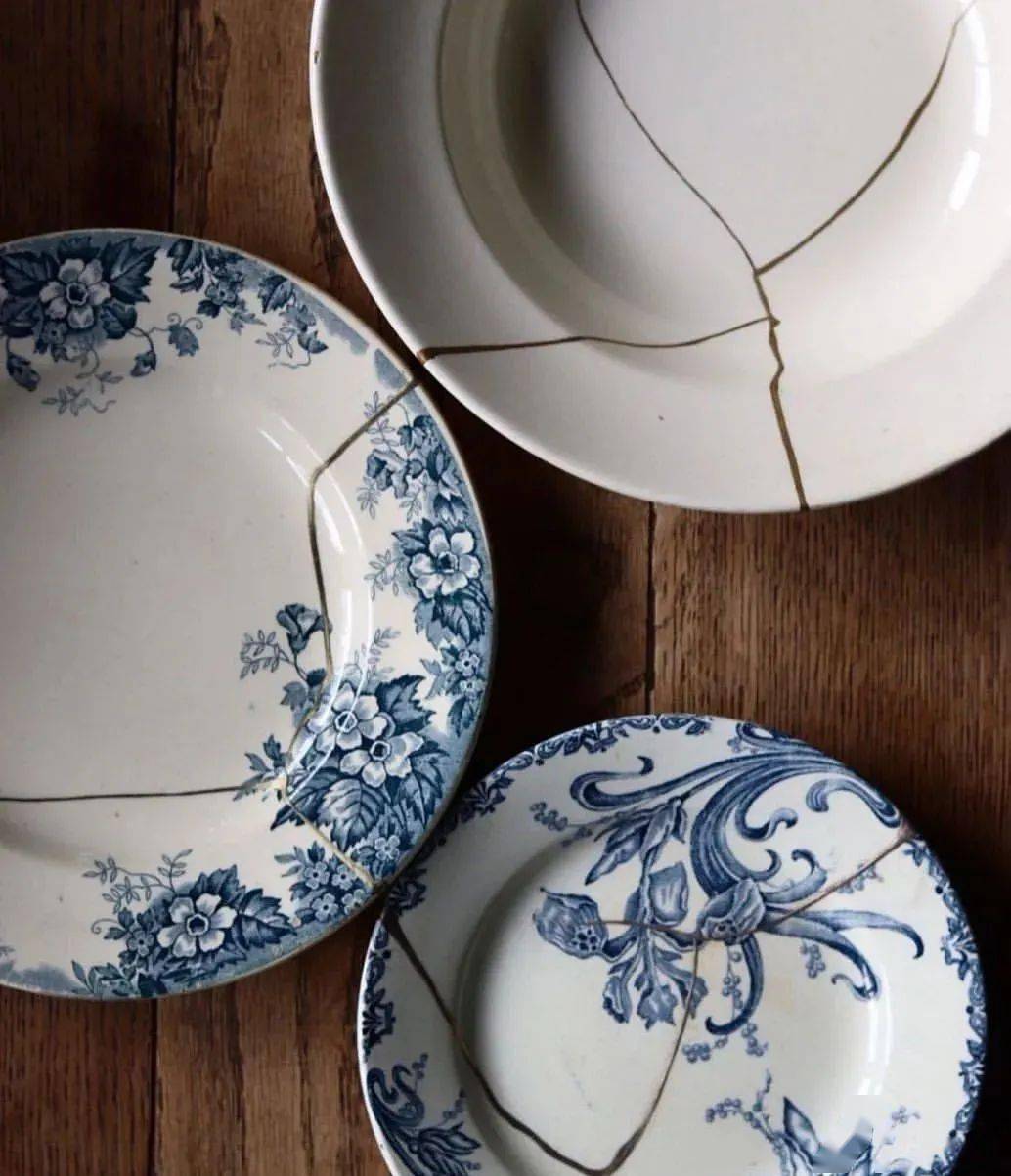 其实就是采用天然大漆将原本破碎的瓷器重新粘合,并不掩盖其缺陷,并在