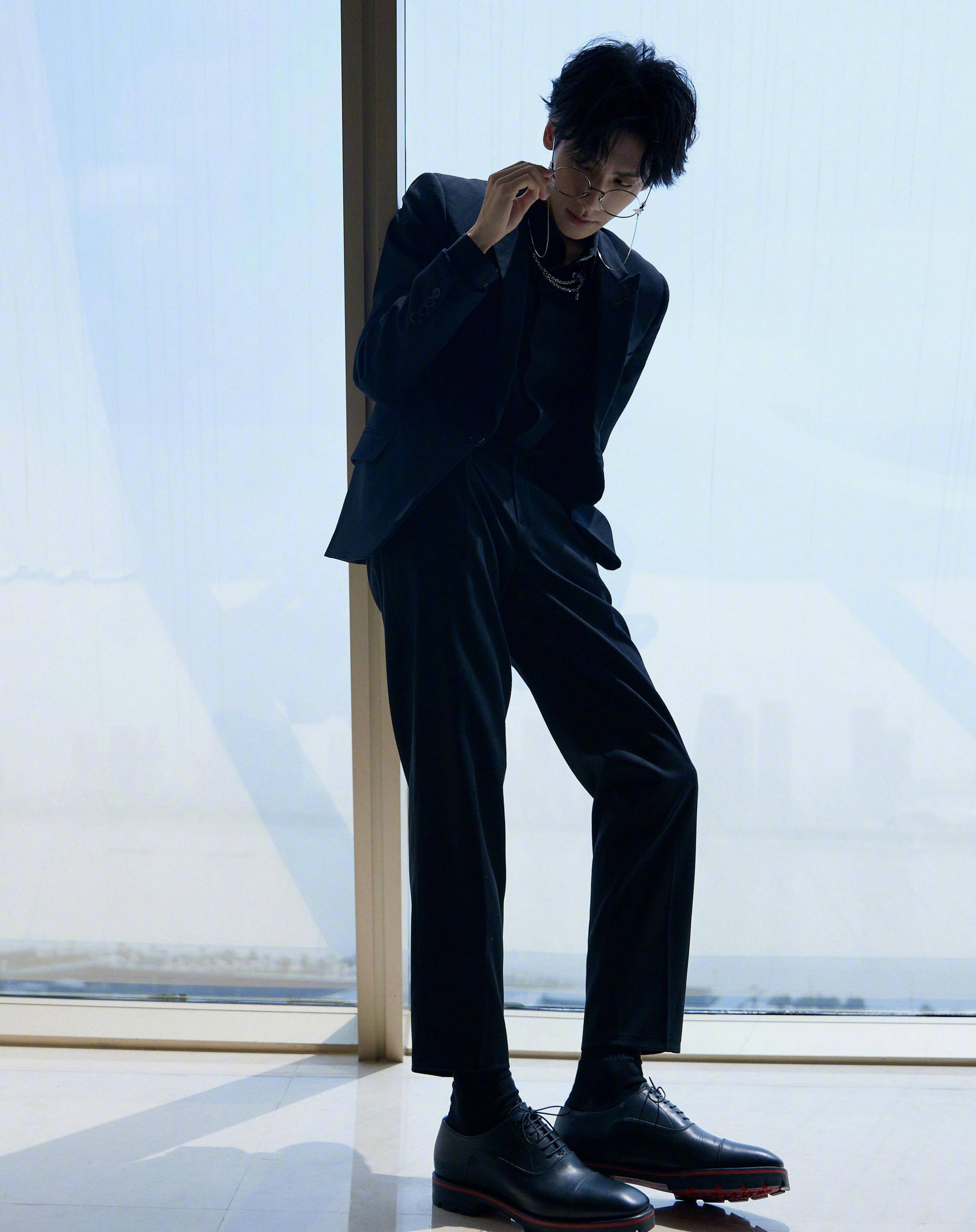 当镜头给到罗云熙全身的时候才发现,他的身材真的很有骨感,整个人看