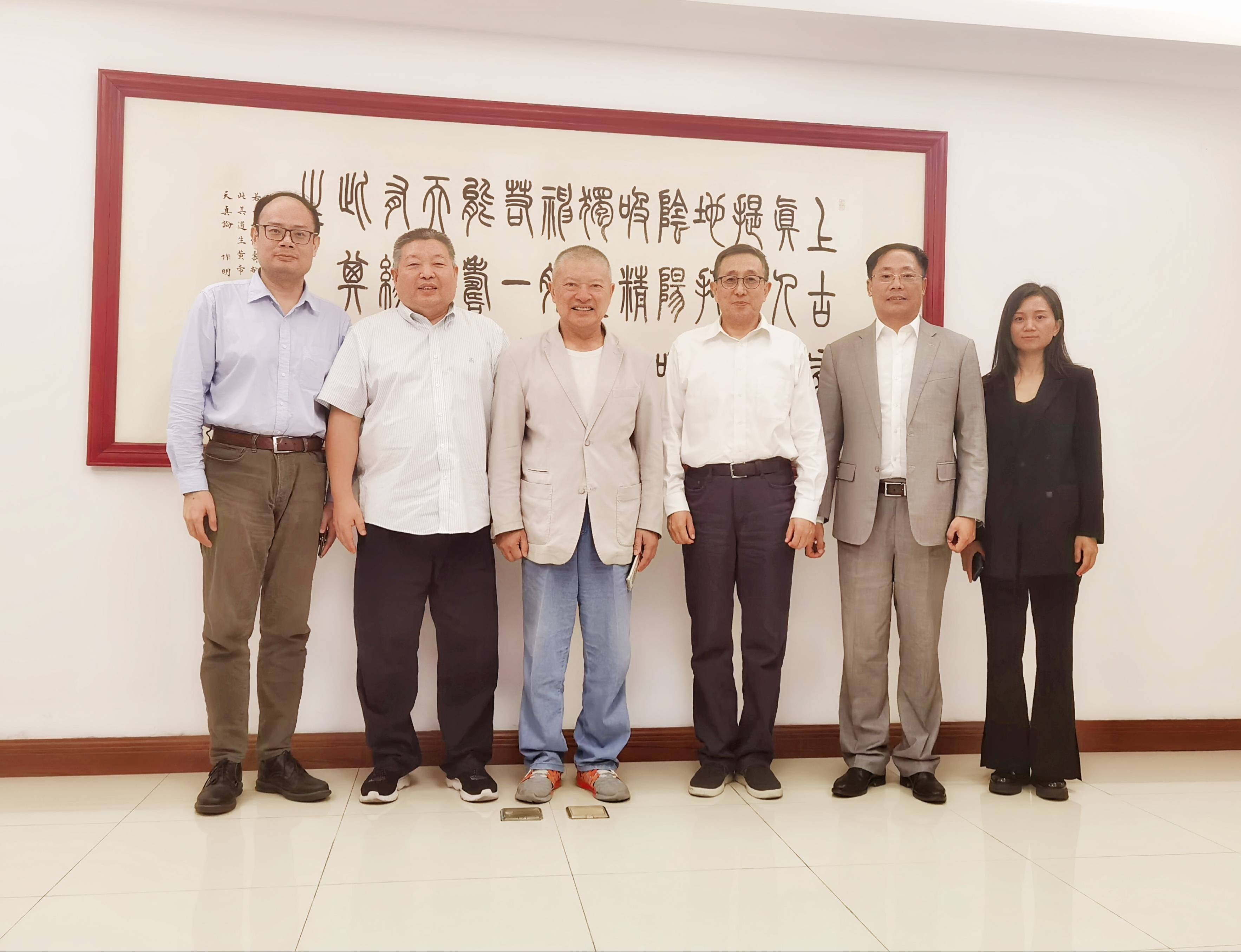 吕松涛董事长和汪致重理事长表示今后共同推动绿谷集团与上海向阳公益