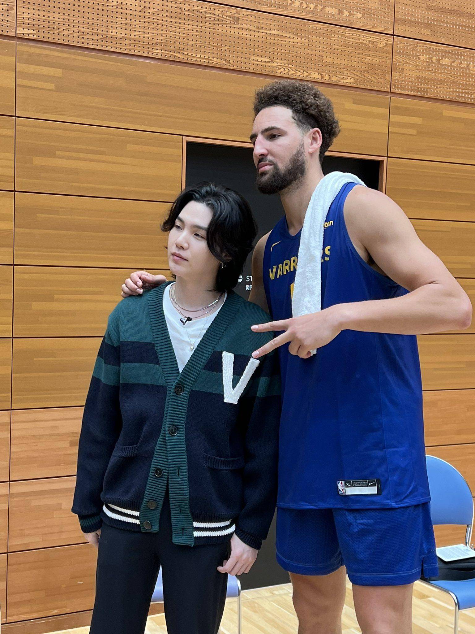 库里与防弹少年团suga交换签名礼物 照片1小时获8万点赞_训练_进行了