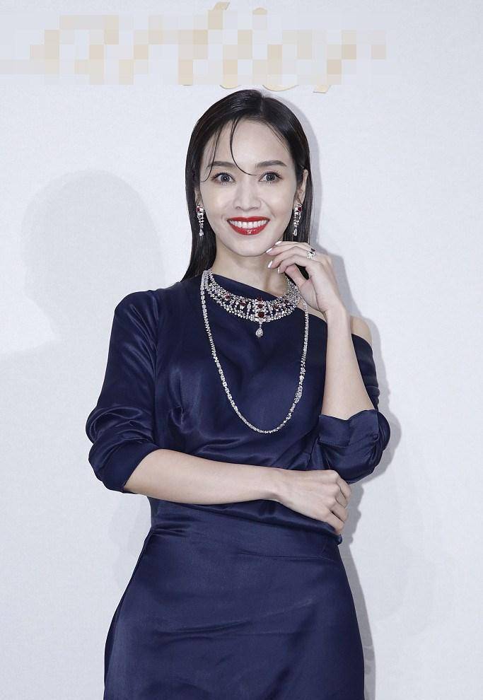 44岁侯佩岑"冻龄式"整容变毁容,一张脸就是一部厉害片,可悲!