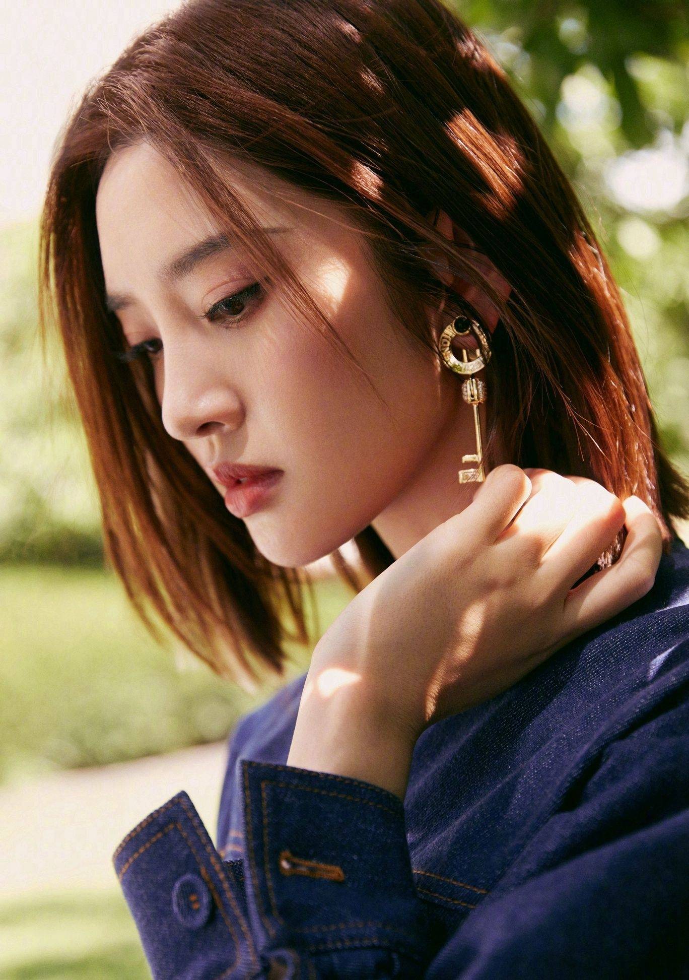 唐艺昕牛仔连体裙性感美腿写真_连体_写真_牛仔