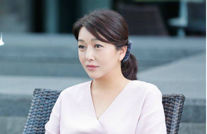 51岁江珊近照,36岁丈夫比靳东还要帅,18岁女儿很满意_生活_事业_电视