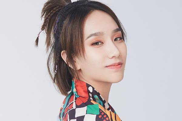 何美延夜闯蔡徐坤房间是什么情况?