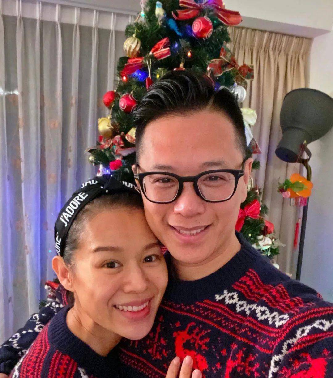 丑港姐"胡杏儿逆袭,跟儿子同框拔萝卜,笑容灿烂不像40_红色_孩子_妈妈