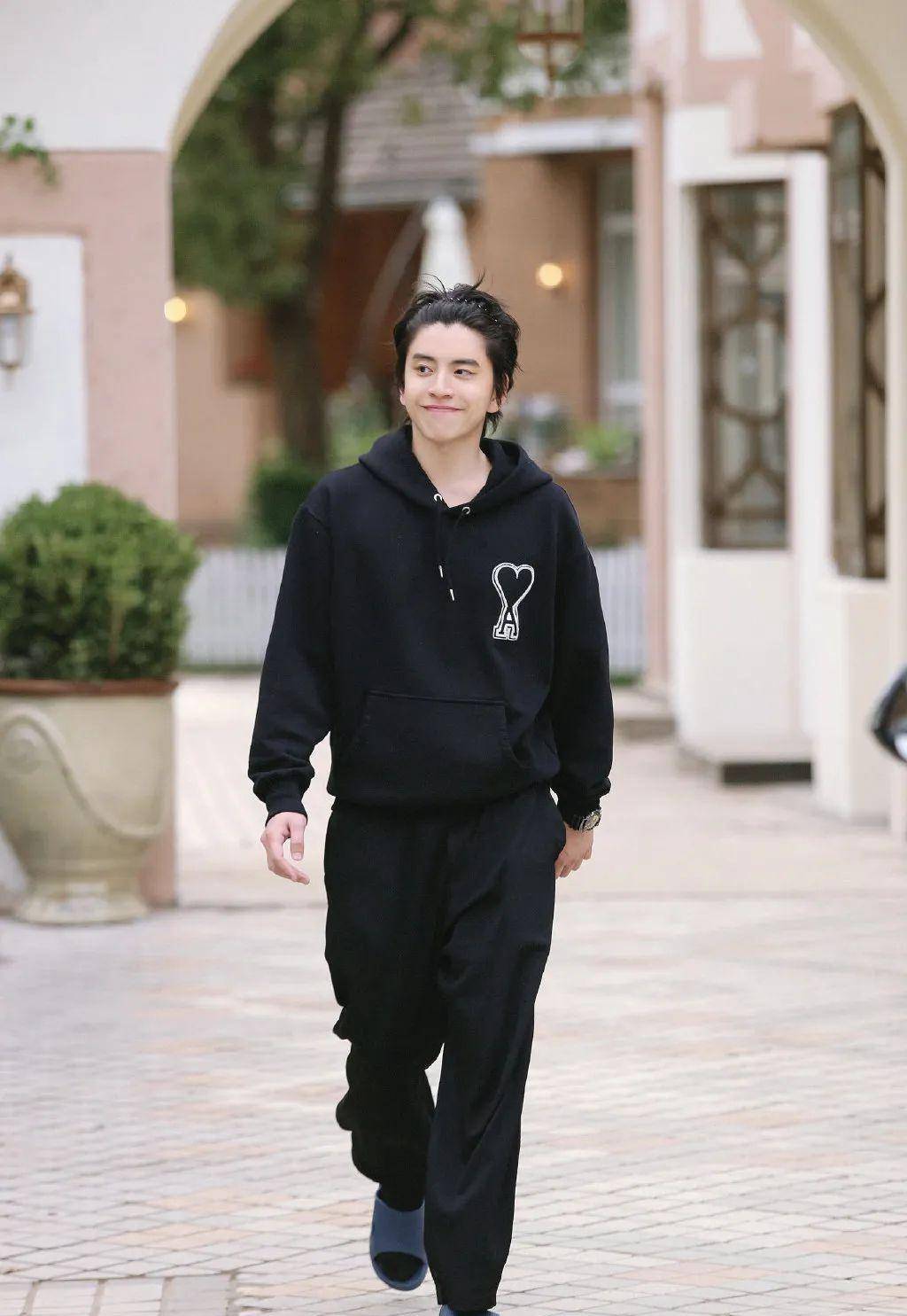 王大陆任性了,把"大妈裤"穿出时尚感,果然颜值高随便穿_造型_显得