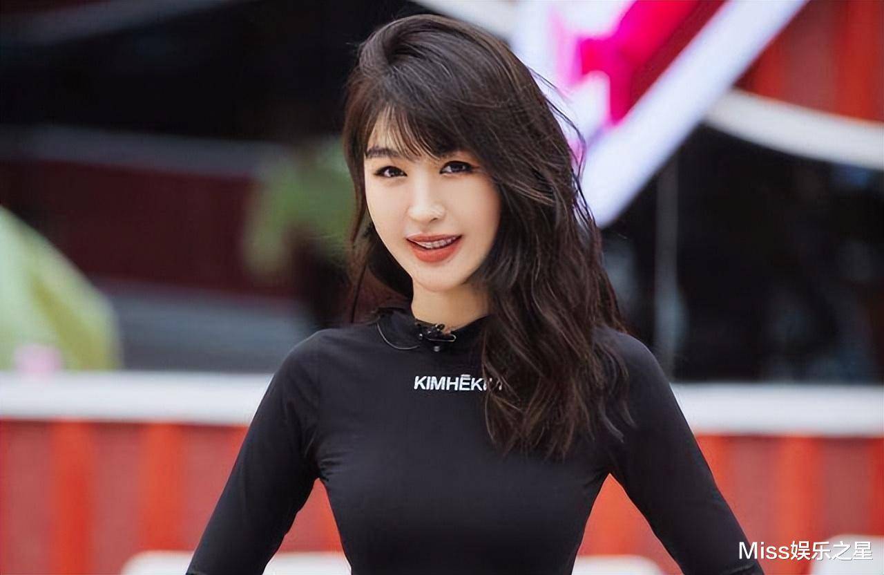 才让网友怀疑为何要对李菲儿搞特殊,难不成黄晓明对李菲儿还有感情不