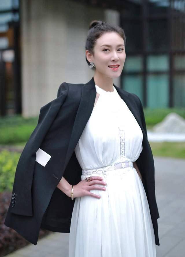 《赘婿》最美丈母娘火了,38岁穿深v礼服秀曲线美,比剧里更迷人_赵柯