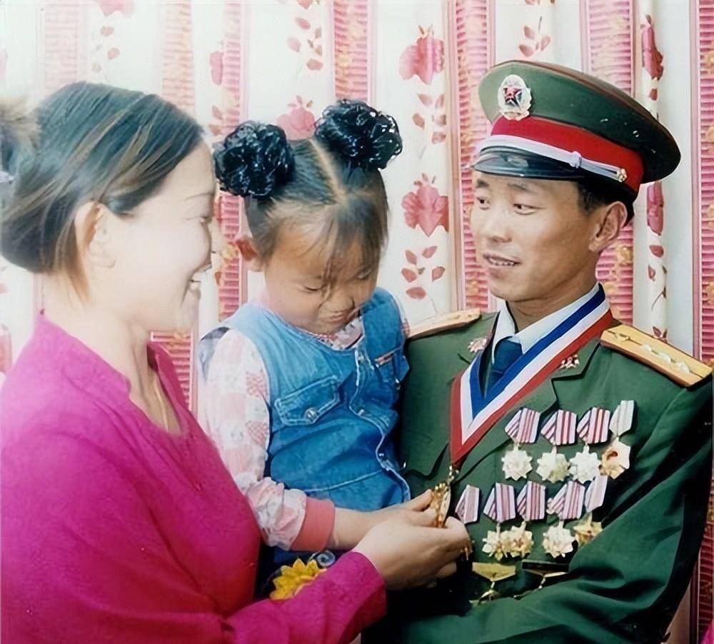 亡妻坟前悲痛一跪的军人:今任阿里军分区副政委,女儿追随父脚步_张良