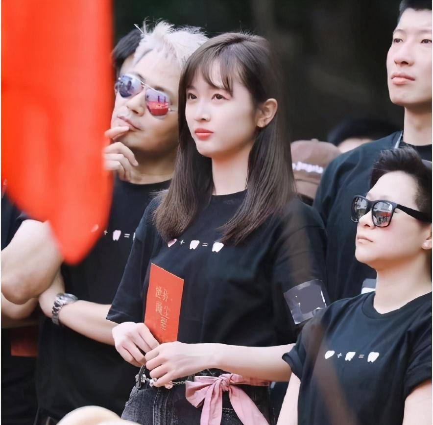 孟美岐吴宣仪纷纷改认证,程潇开局赢肖战却显无辜,她最被认可_发展