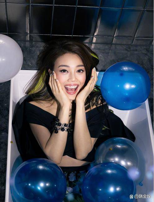 出生于1980年6月16号的容祖儿今年已经42岁了,虽然这个年纪正是当打之