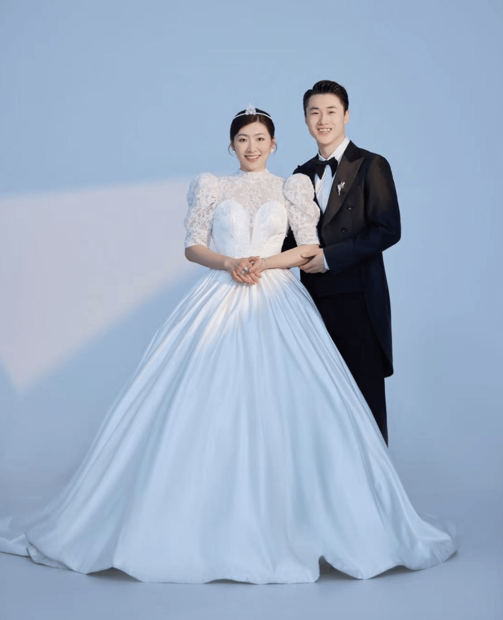 徐梦桃王心迪领证,两人穿国家队队服现身民政局,婚纱照幸福洋溢_滑雪