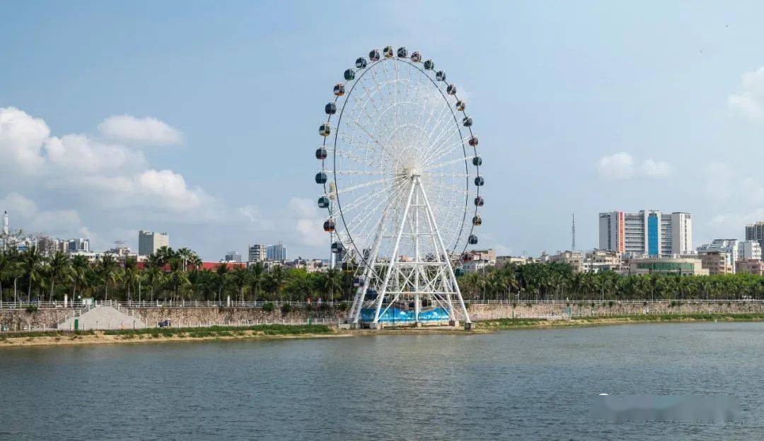 坐落于小东江旁的摩天轮潘茂名纪念公园的雨顺阁被茂名人民喻为"茂名