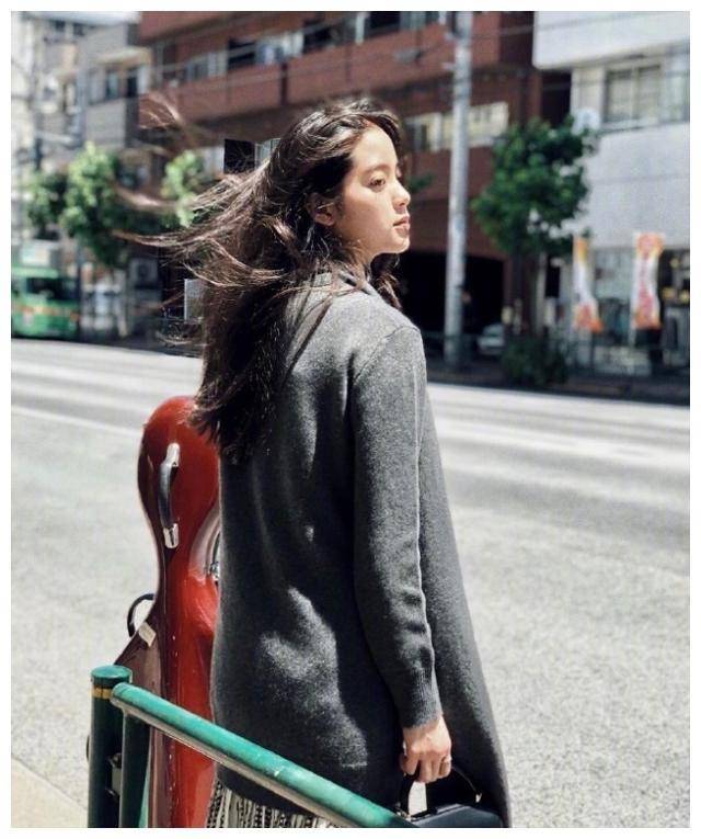 欧阳娜娜穿搭很接地气!