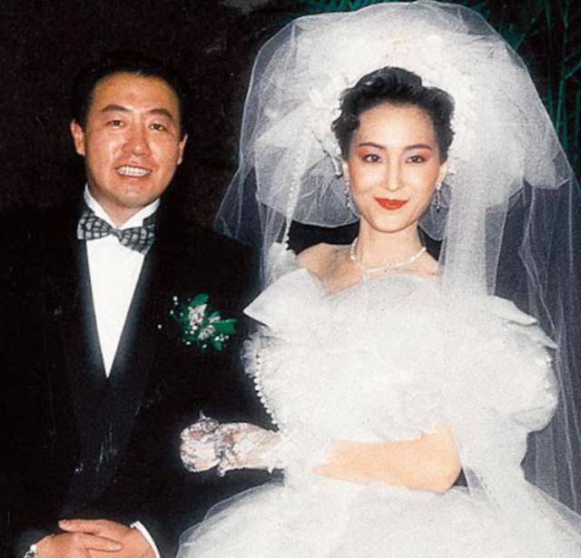 港姐钱慧仪离婚,前妯娌薛芷伦称女人要独立,晒在过亿豪宅生活照_薛之