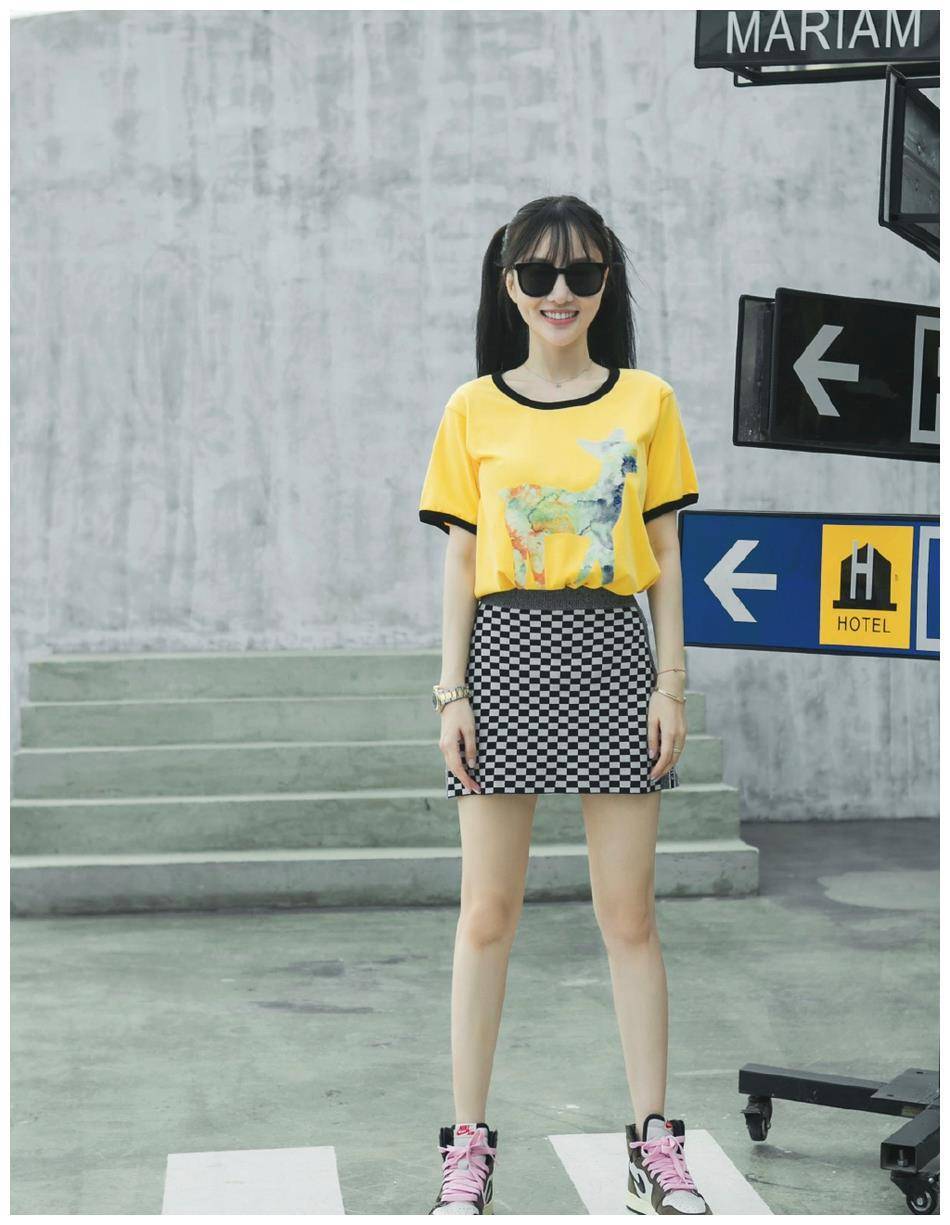 李小璐37岁了还在装嫩,穿亮色t恤配格纹短裙,扎起双马尾太少女_造型