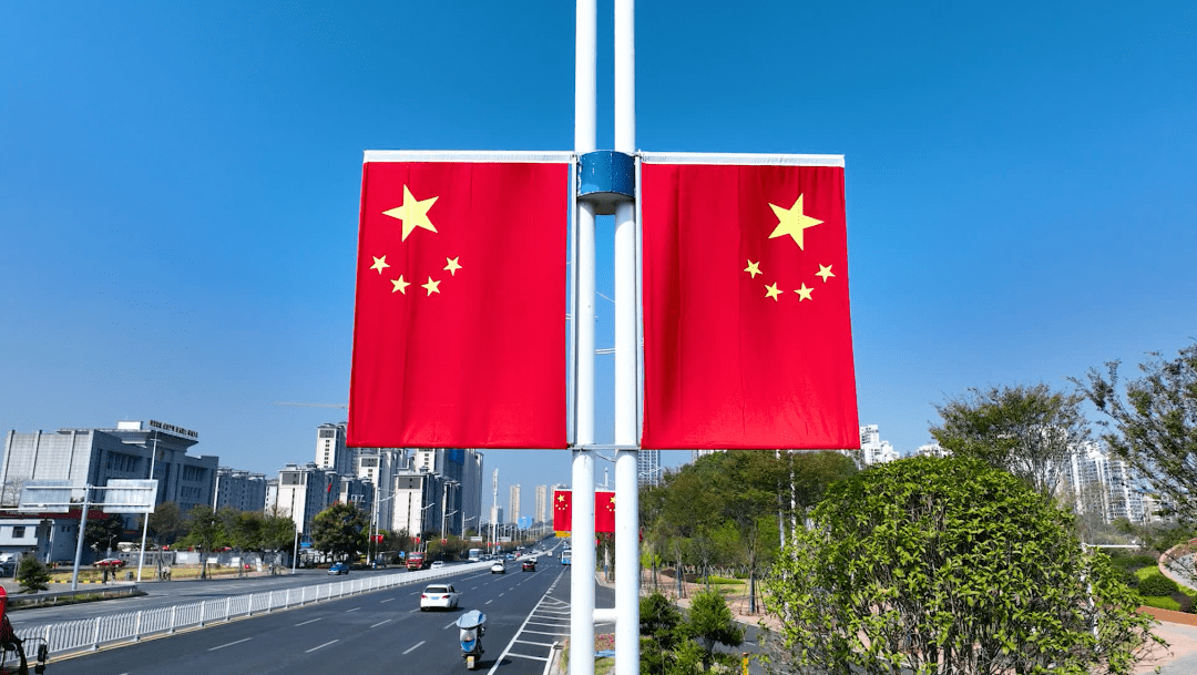 胡琪琦 通讯员 夏欢)"我们的街道国旗飘扬,在蓝天白云的映衬下赏心