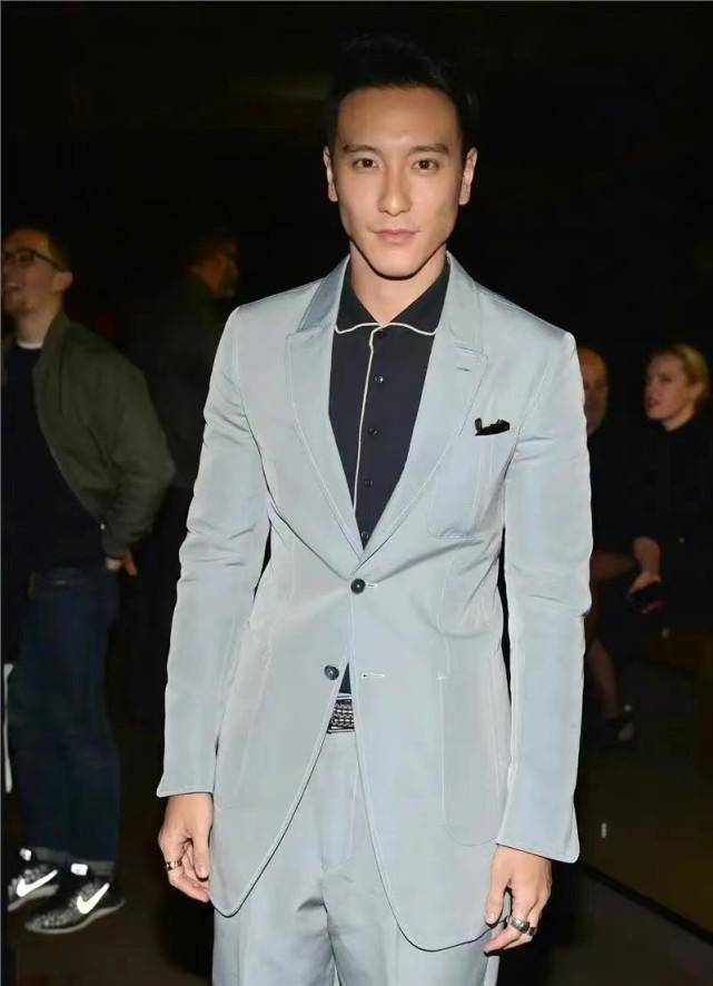 胡兵王阳明同台合影,51岁状态不减当年,不愧是超模界的常青树_亚洲