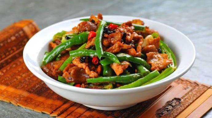最好是"隔纱"五花肉,用青椒,豆豉爆炒,中间加入香喷喷的油渣