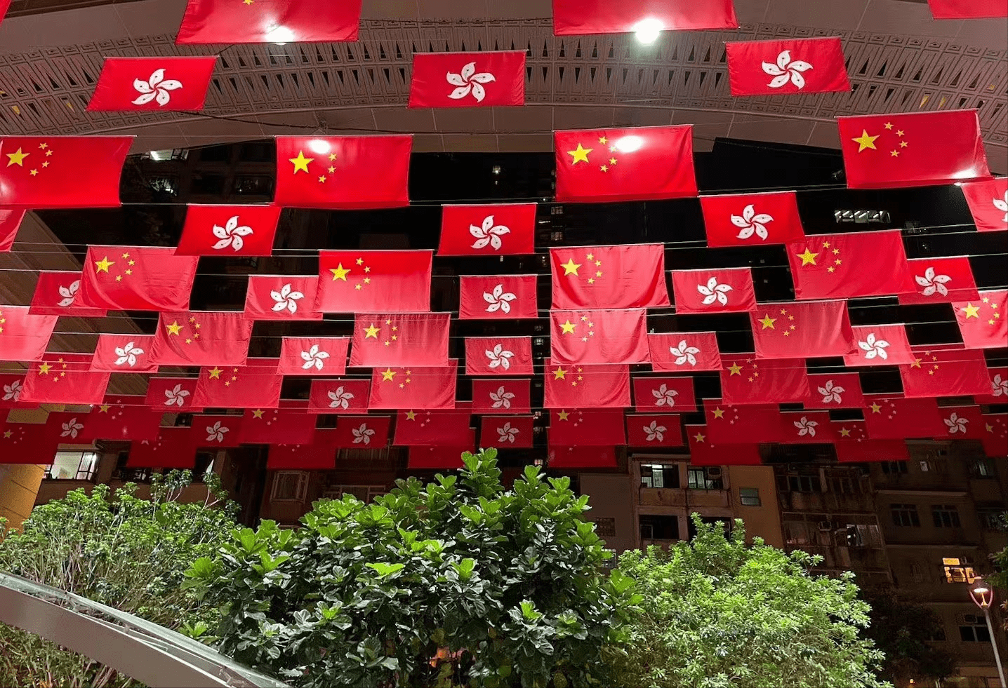 香港成国庆气氛最浓中国城市:东方之珠遍地红 五星红旗刷屏全港_市民