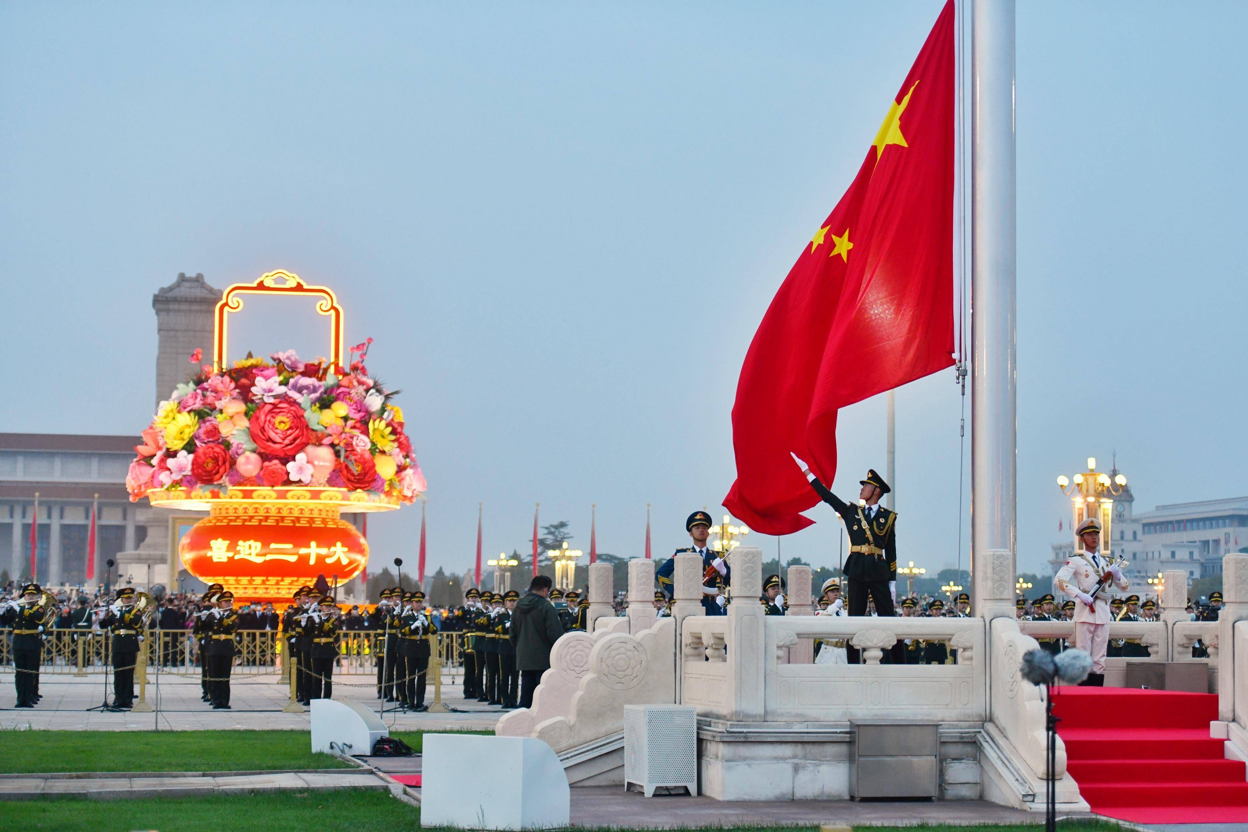 这是心中最骄傲的颜色！一起来看，各地洋溢的这抹“中国红”！_五星红旗_火星_世界杯