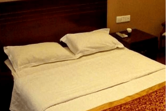 酒店房间里的单人床，却被酒店的人放两个枕头，你知道原因吗？