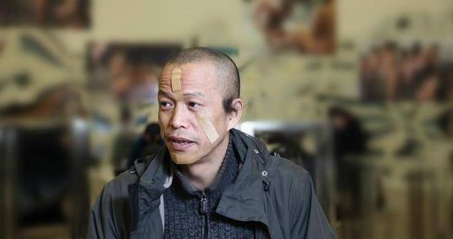 作为行为艺术家的何云昌,他的走红源于《抱柱之信》.