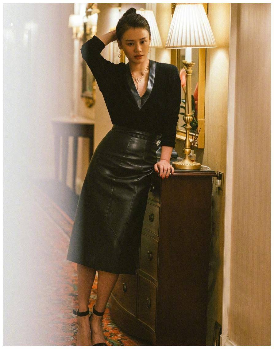 马思纯演绎皮裙经典,显瘦穿搭引领秋日潮流,作精致小仙女_裙子_皮革