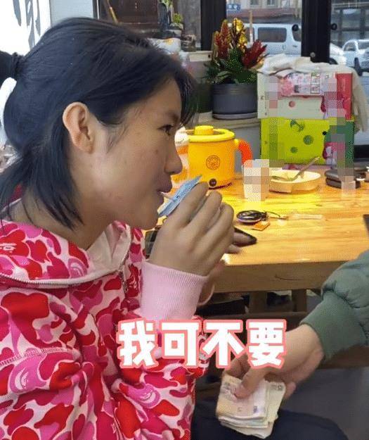 李勒优误会崔晋偷钱,向妈妈打小报告被抓包后,她的反应很卑微_哥哥_晋