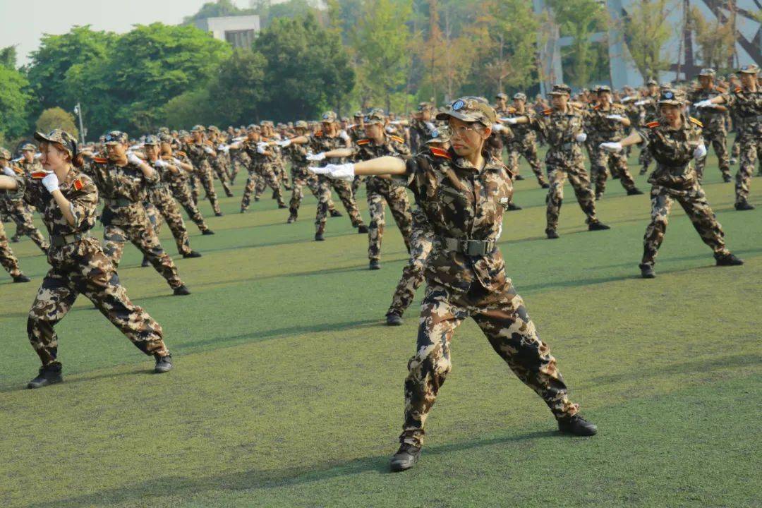 军训汇演|小绿人,你真的很不错!_sisuers_未来_歌乐山