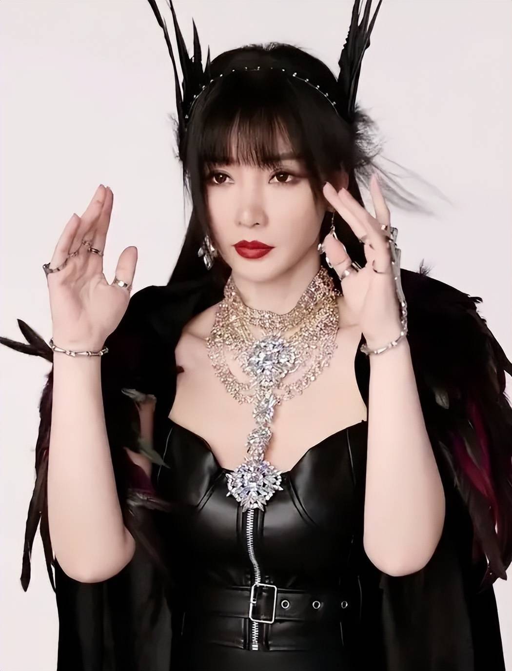 41岁柳岩晒照性感妩媚!