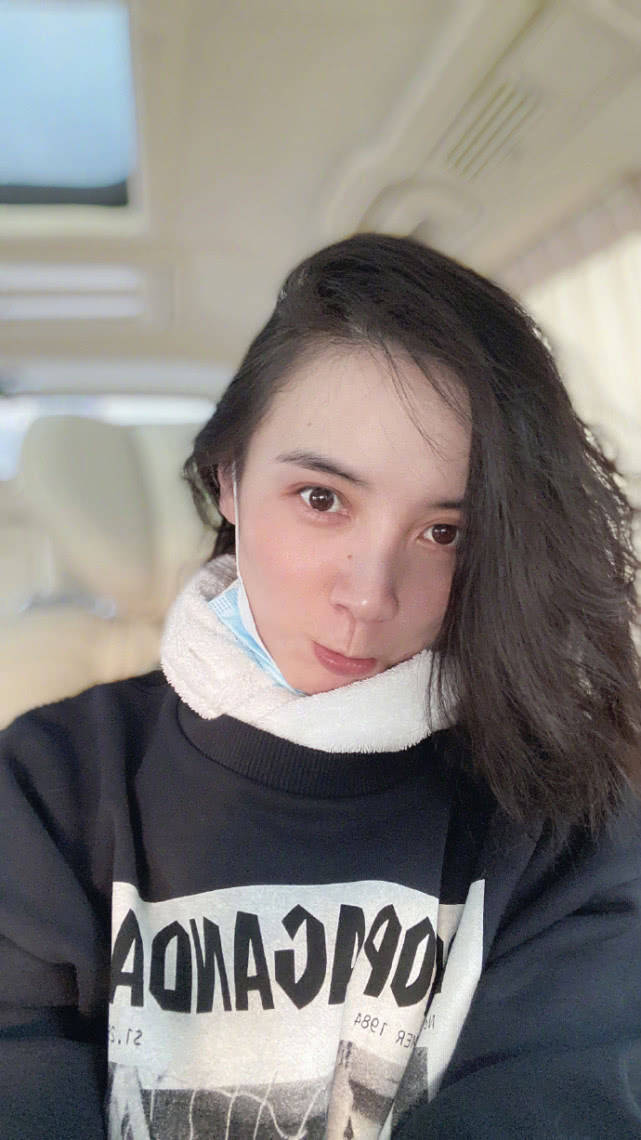 宋佳懒得理绯闻晒卖萌自拍心情大好,素颜出镜少女元气爆棚_镜头_照片