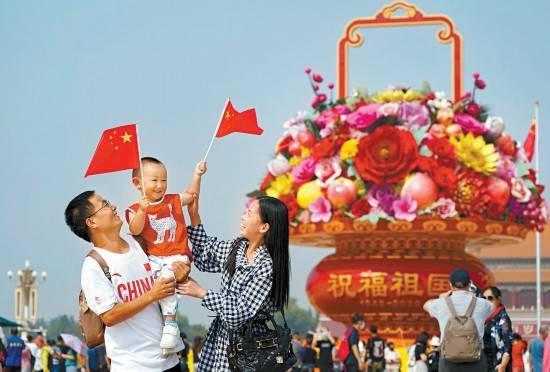节日景观打卡热 胡同满眼“中国红”