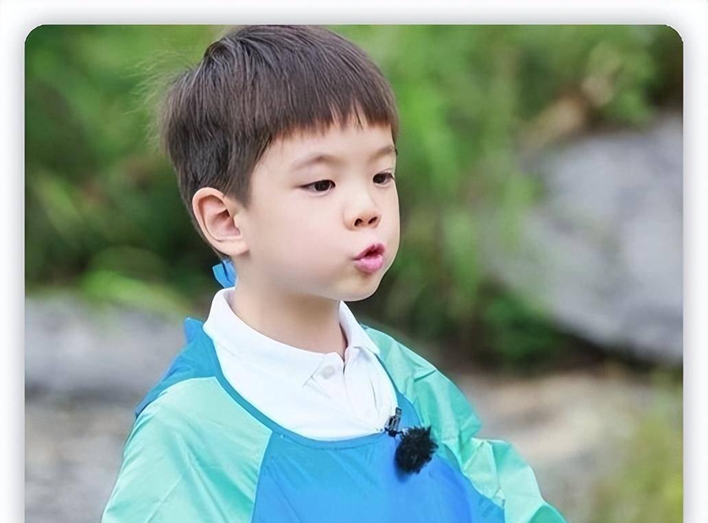 霍思燕儿子嗯哼大变样,性格变内向成日系帅哥,被指撞脸华晨宇_小时候
