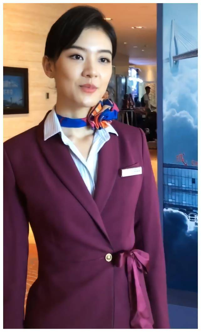 她是《中国机长》的配角,却比李沁张天爱更美,宛如专业空姐!