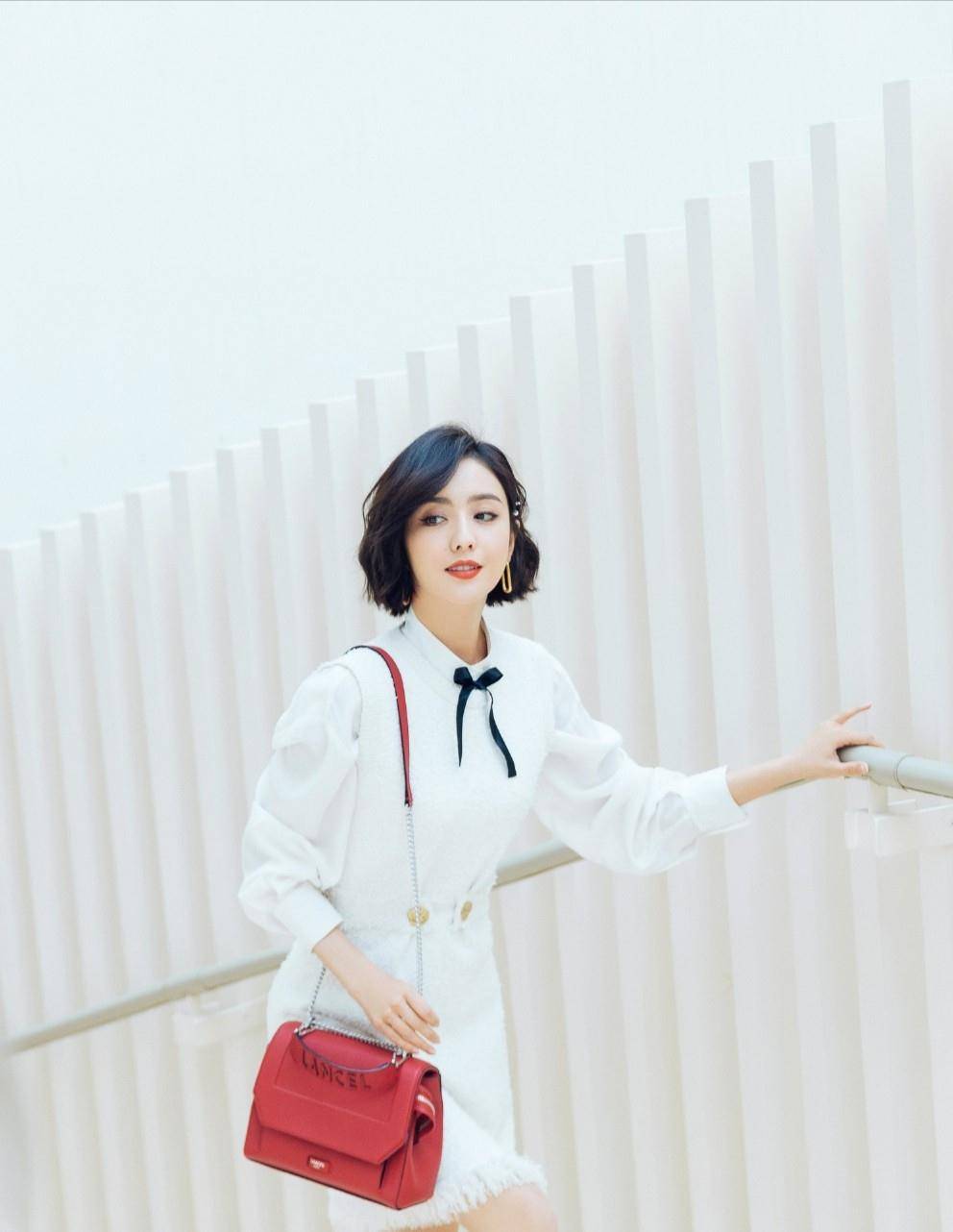 佟丽娅气质"太优雅",身穿白色礼服参加品牌活动,女人味十足_造型_感觉