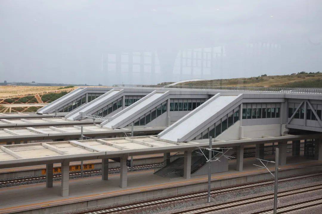 红河站总建筑面积4.4万平方米,站房总建筑面积2.