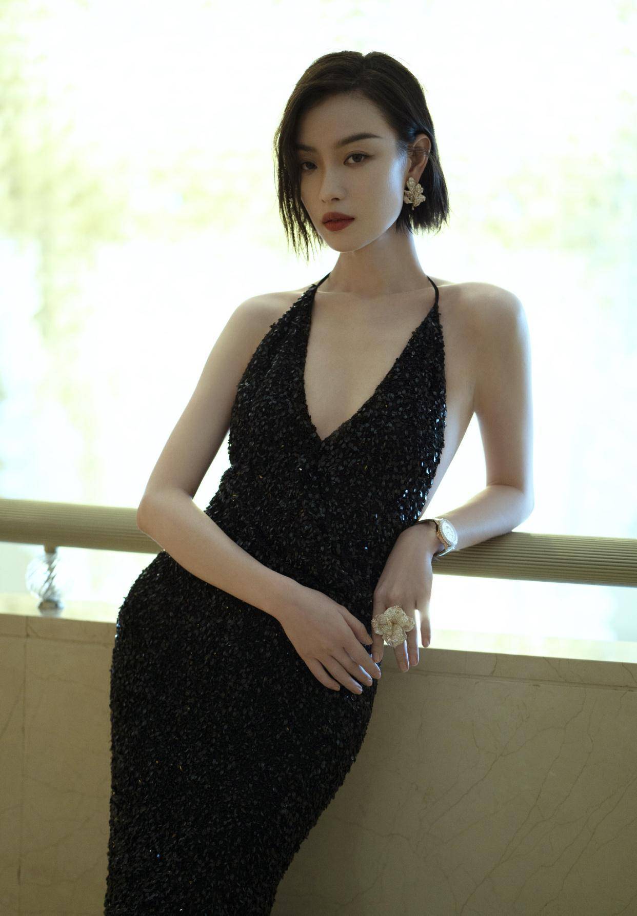 倪妮亮相活动现场,身穿裸背吊带裙,精致时尚堪称人间宠儿_造型_气质