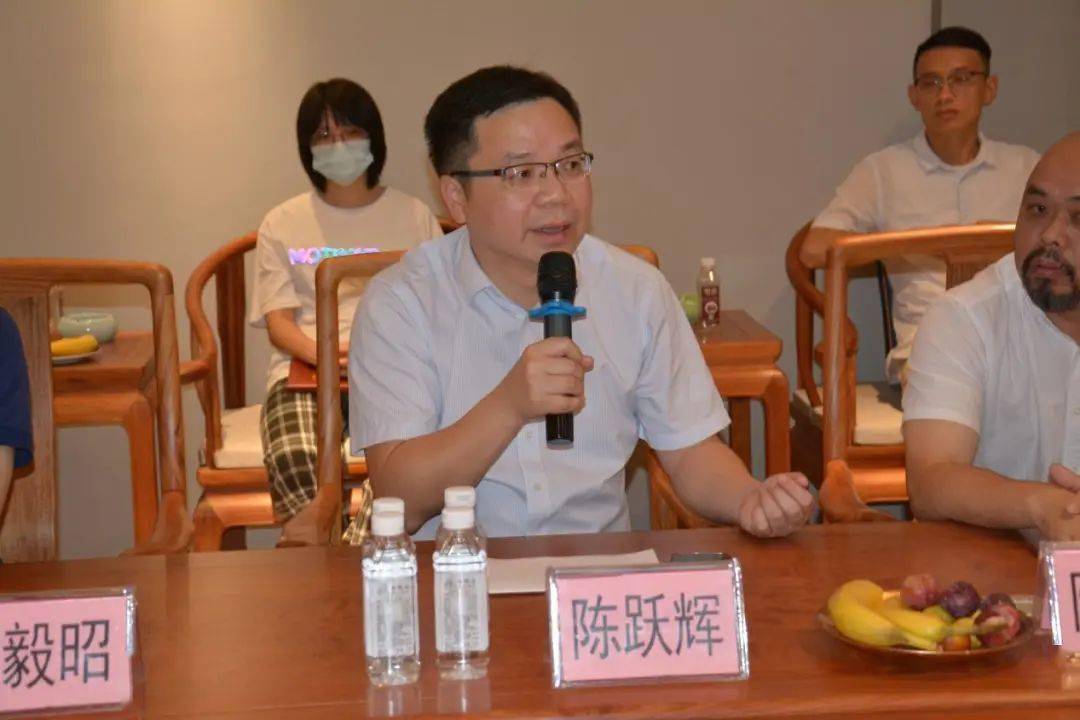 镇党委委员陈跃辉代表镇党委政府对陈正民作为技能人才站上代表中山