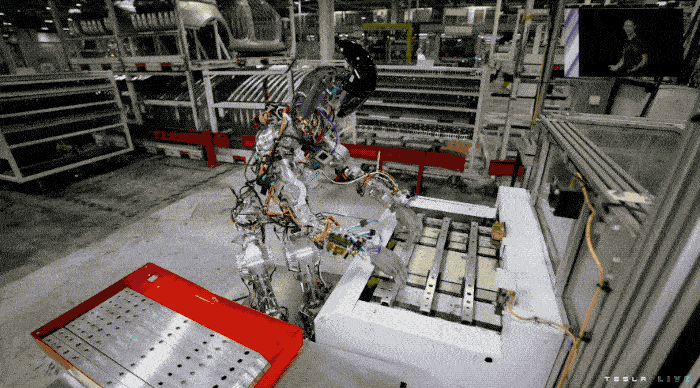 特斯拉机器人发布！马斯克：最快明年量产，价格不到14万，搬砖送货都能干