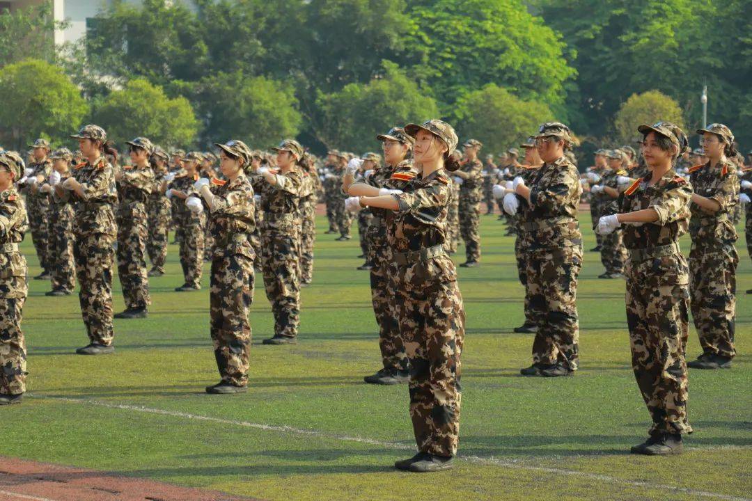 军训汇演|小绿人,你真的很不错!_sisuers_未来_歌乐山