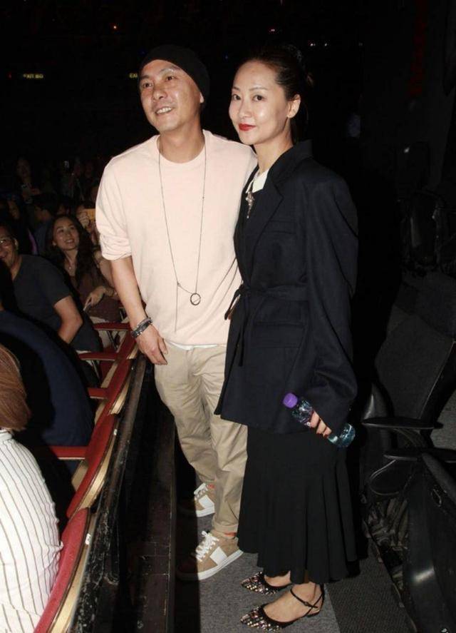 早前还有传闻爆料,张卫健在2018年时曾阔绰的买下了北京的豪宅赠给