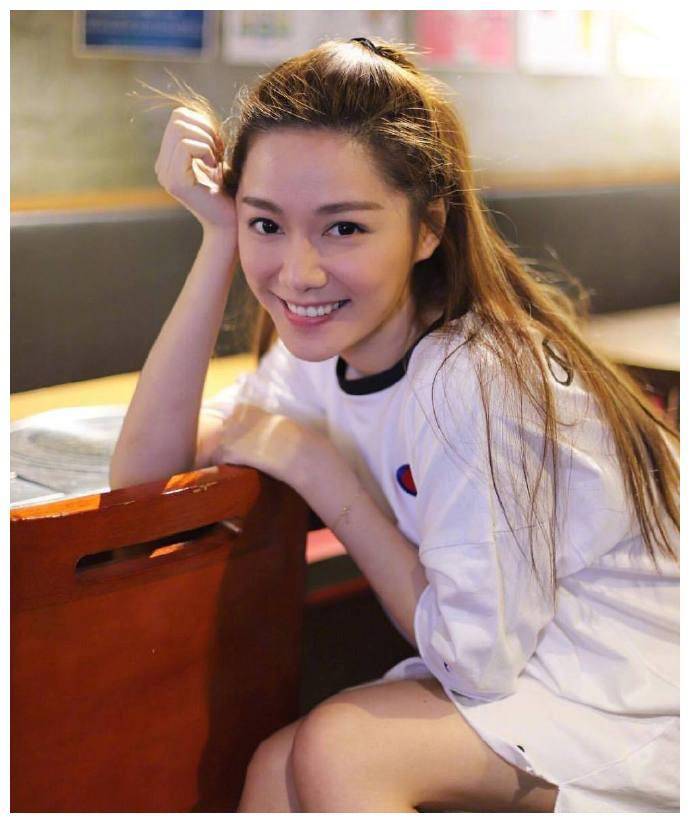 汤洛雯成绯闻女友,穿衣频露精致锁骨,外貌得体大气难怪受欢迎_刘恺威