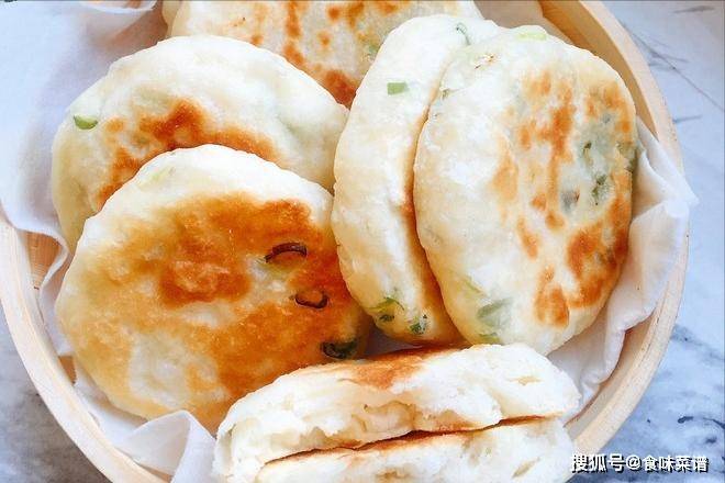 发面葱花饼的做法 一张才几毛钱 出锅蓬松酥软 比手抓饼还好吃 面团 味道 小葱 发面葱花饼的做法 一张才几毛钱 出锅蓬松酥软 比手抓饼还好吃 面团 味道 小葱